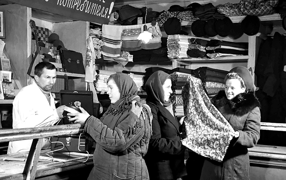 Приобрести что-то сверхмодное из одежды или обуви в советском сельмаге было просто нереально. Фото из открытых источников. 