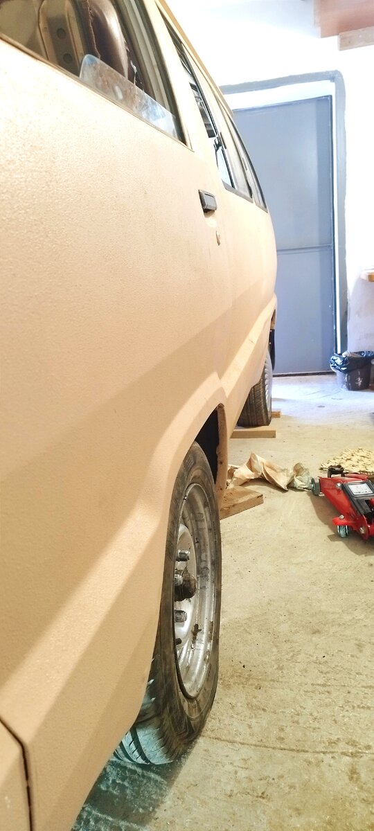 Поставили на колеса. Клиренс минимальный.