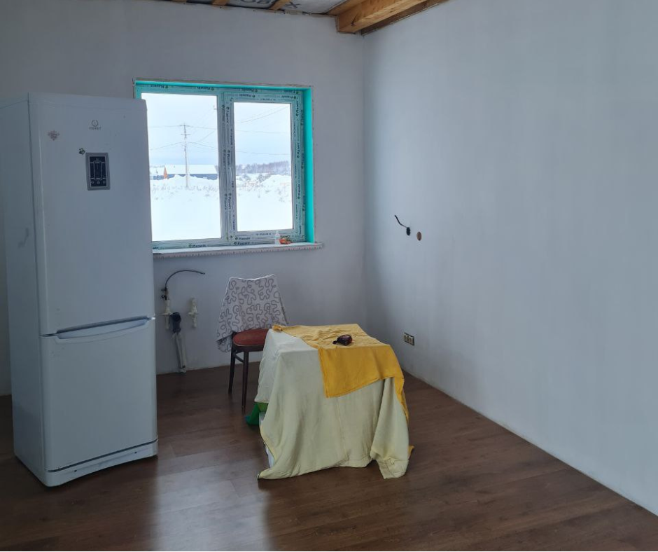 Сделали электрику, покрасили стены