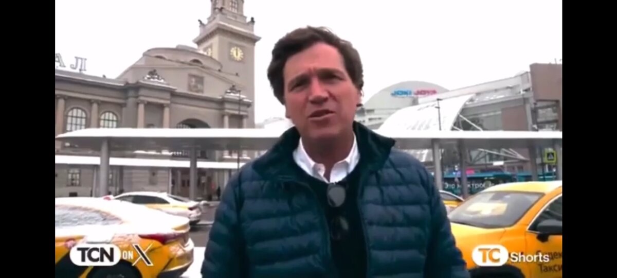 Такер Карлсон у станции метро Киевская московского метрополитена им. В.И. Ленина , построенного И.В. Сталиным.