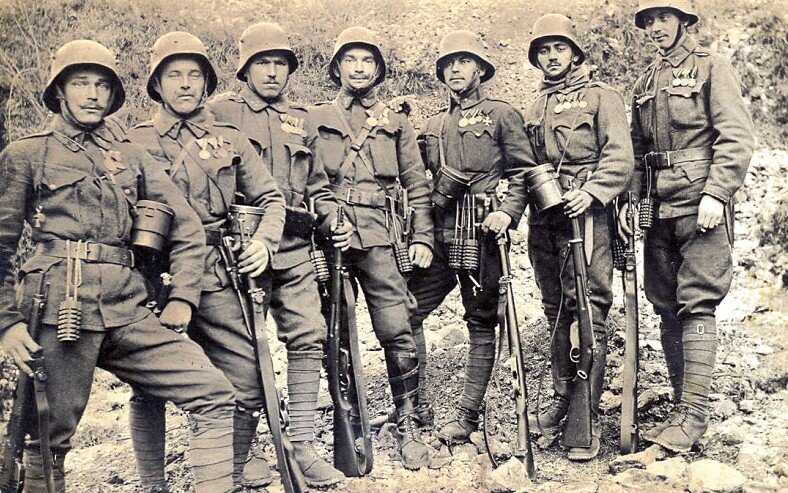 Солдаты австро-венгерской армии. Парадно-постановочное фото