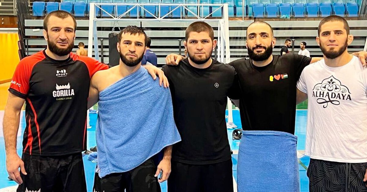 ревность. мужчина ревнует. женщина перед мужчиной. женщина заставляет. ребята заставлять.