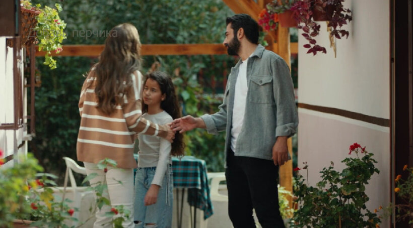 женщина в дверях.