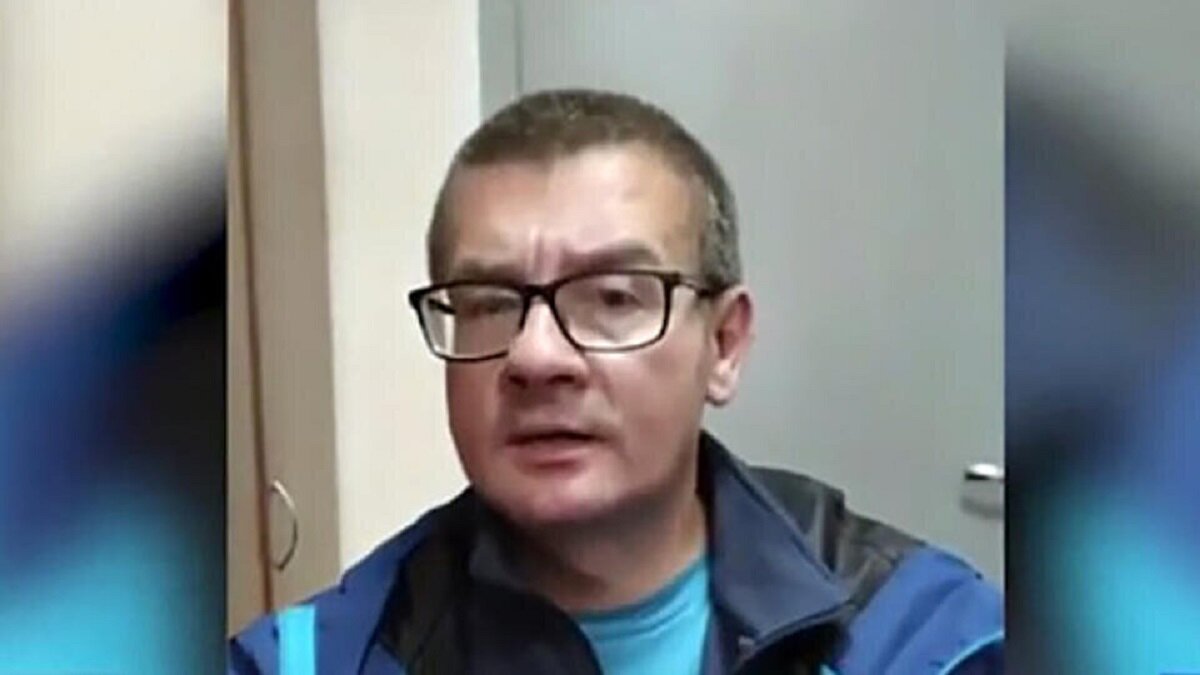 мужчина с ребенком. отец укладывает ребенка. новорожденный с папой. разбудить папу. разбудить ребенка.