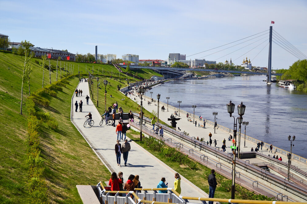 Пешеходная зона на набережной Туры в Тюмени. 