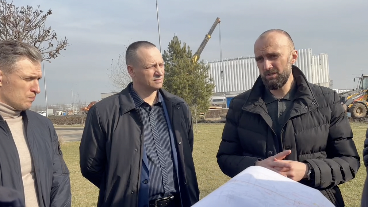    Сергей Сторчун провел выездное совещание по поводу реконструкции фекального коллектора. Фото: t.me/dghkrd