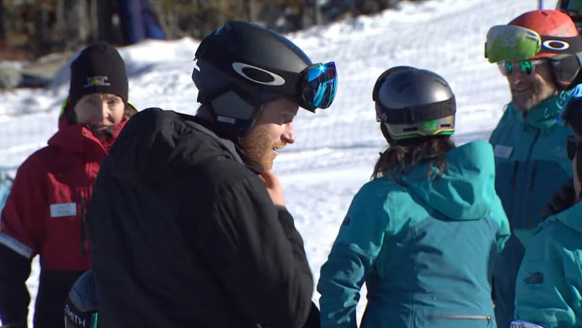 Спустя лет использования. Надпись 7 лет спустя. Семейное фото через несколько лет. Встреча 20 лет спустя. Прикольные семейные фотосессии.