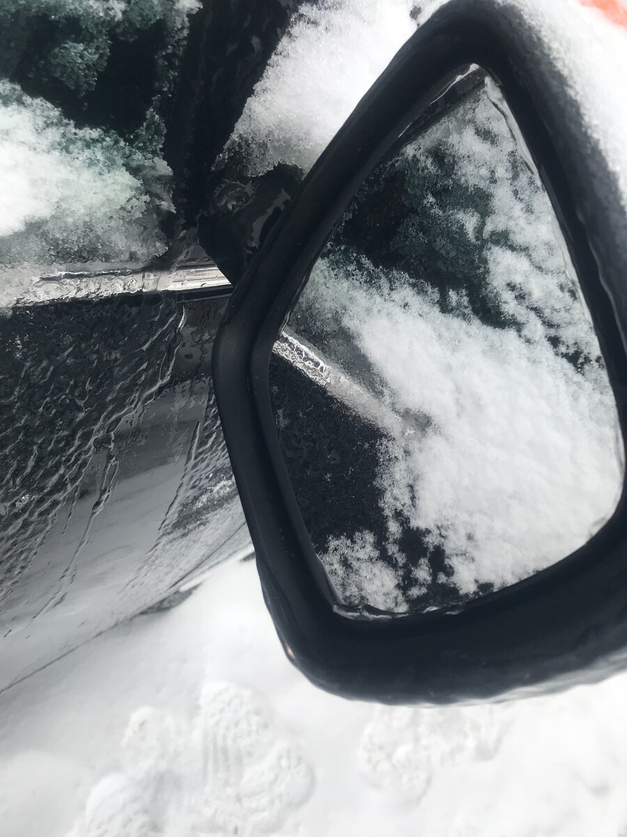 Очищенное от наледи зеркало