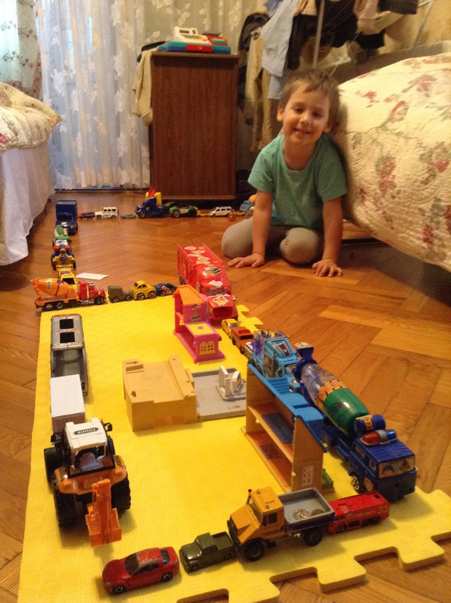 Любимая игра мальчиков перед Олимпиадой - построить длинную пробку из игрушечных машинок. Фото: Андрей Пономаренко, 2013