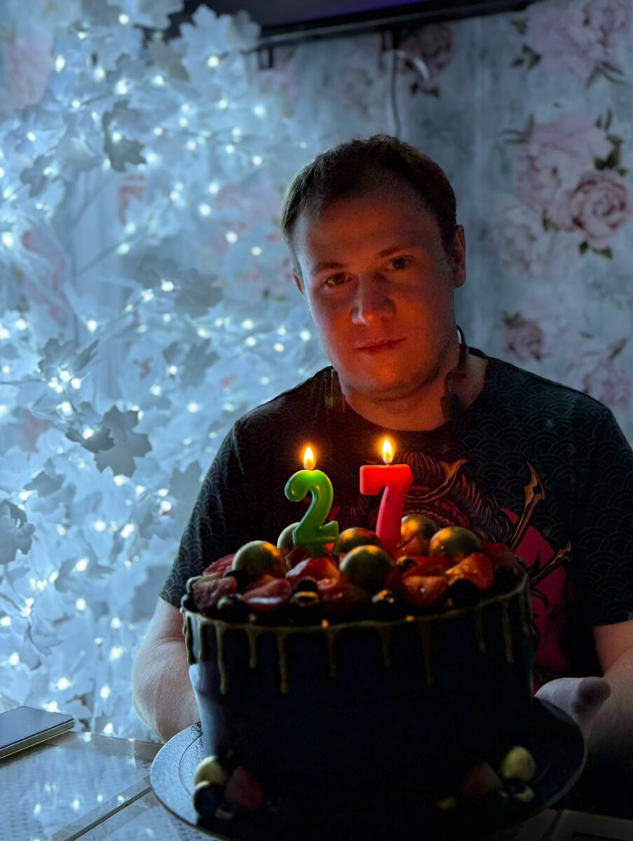 окно с цветами. двое у окна. счастье в каждом доме ждут. жду тебя. жизнеутверждающие открытки.