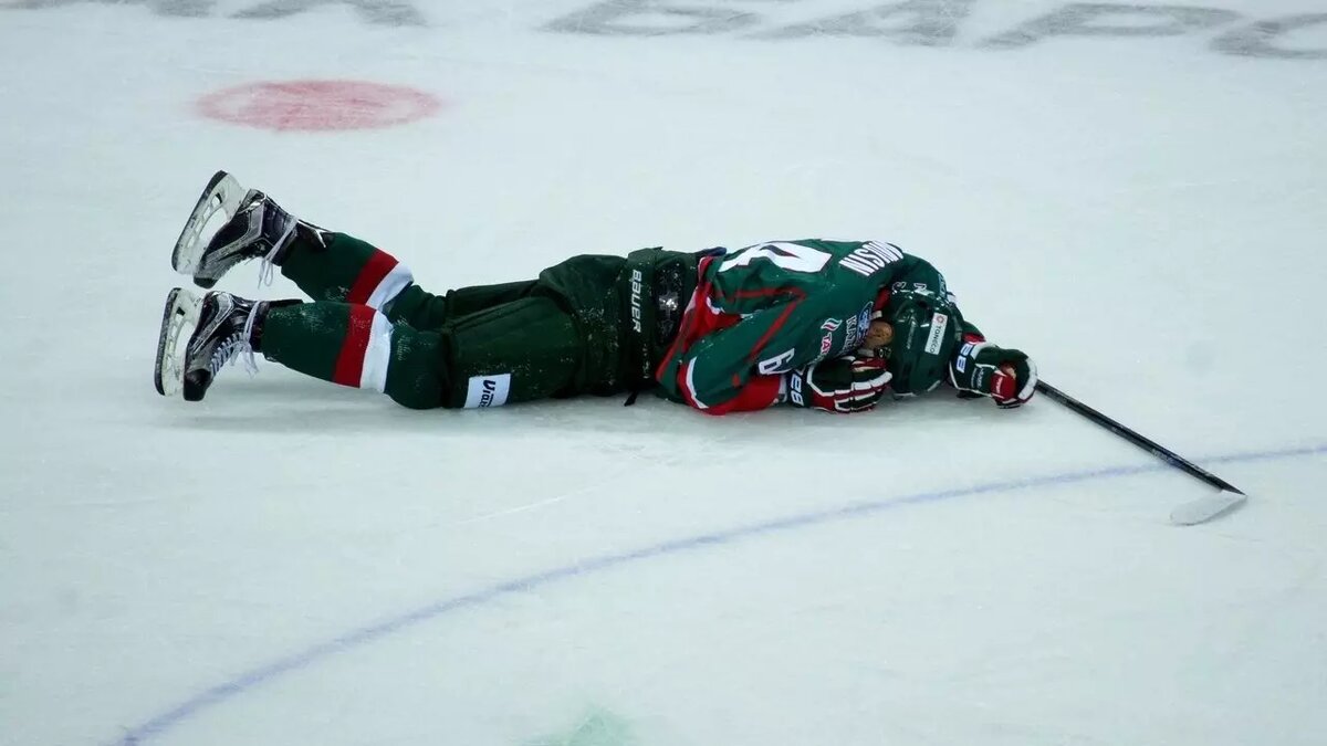     Воспитанник казанского «Ак Барса» Дамир Мусин завершил карьеру в 29 лет. По данным Telegram-канала Mash Iptash, спорт ему пришлось оставить из-за травмы спины.