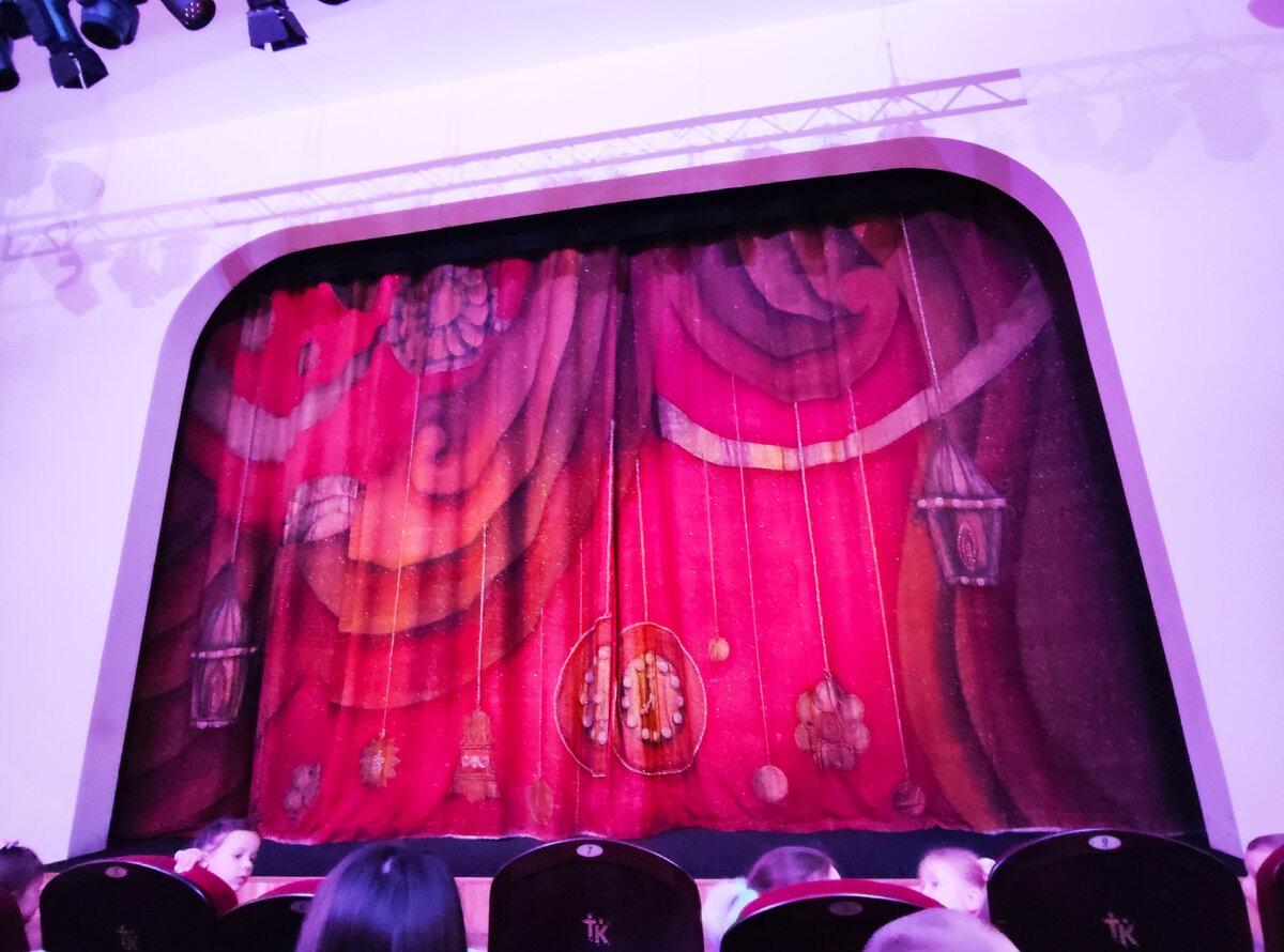 Занавес на сцене Государственного Театра Кукол в г. Саранск