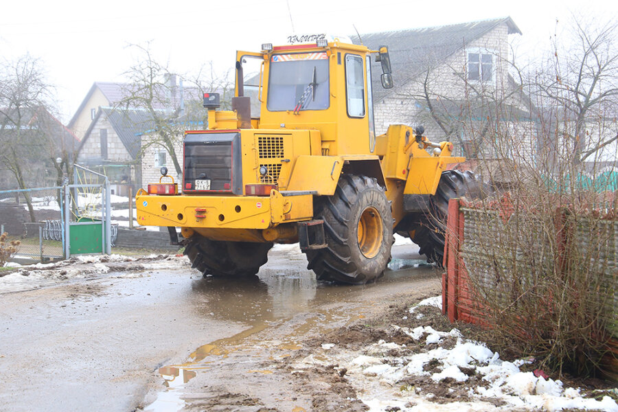     Кто превратил дорожное полотно в тихом спальном районе Копыля в осколки? Разбираемся