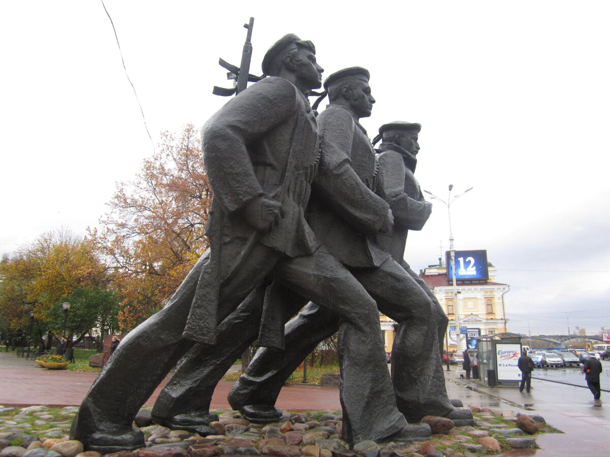 Памятник героям Волжской военной флотилии. Памятник, посвящённый героям гражданской войны - морякам и речникам Волжской военной флотилии, был открыт в 1977 году (фото автора)