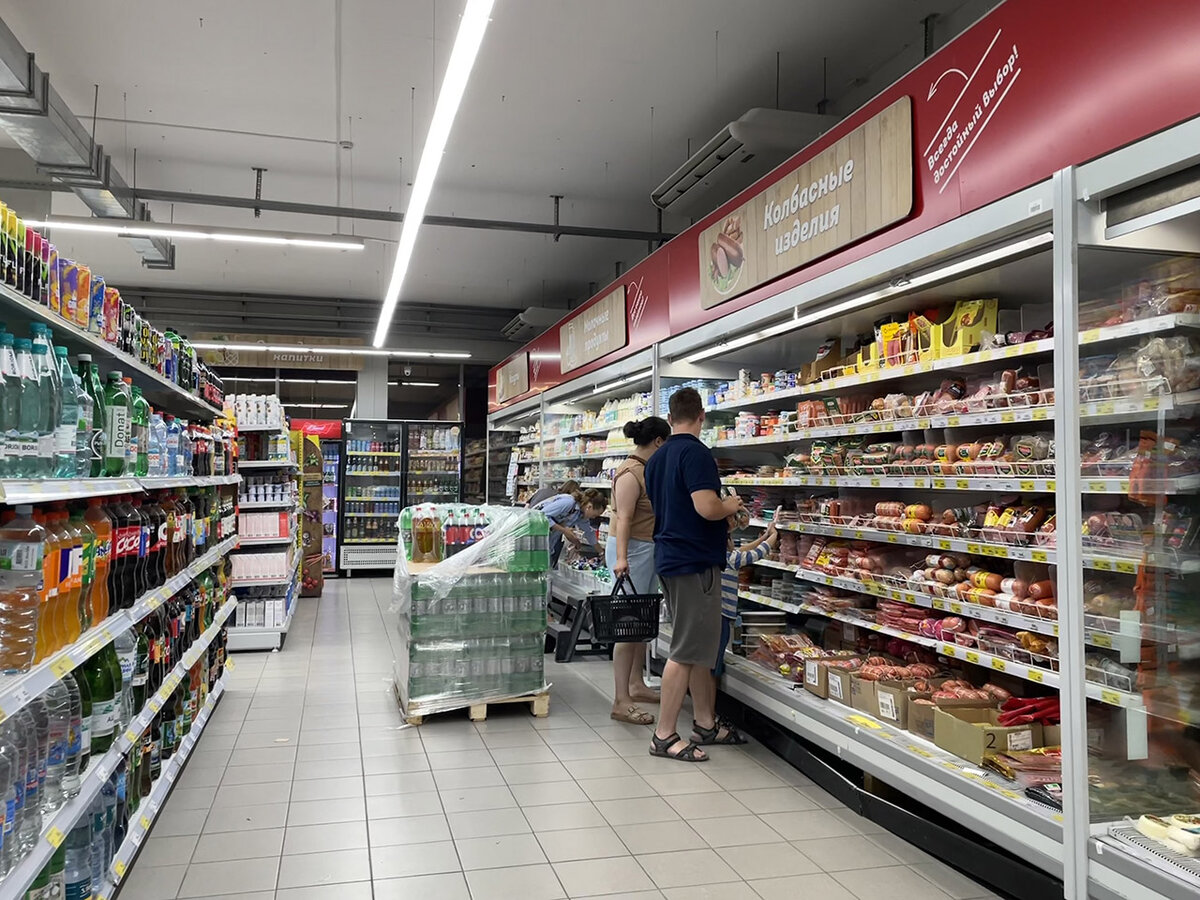 Магазины предлагают всю ту же номенклатуру потребительских товаров, которая была до санкций.  Фото: Мария Гридина