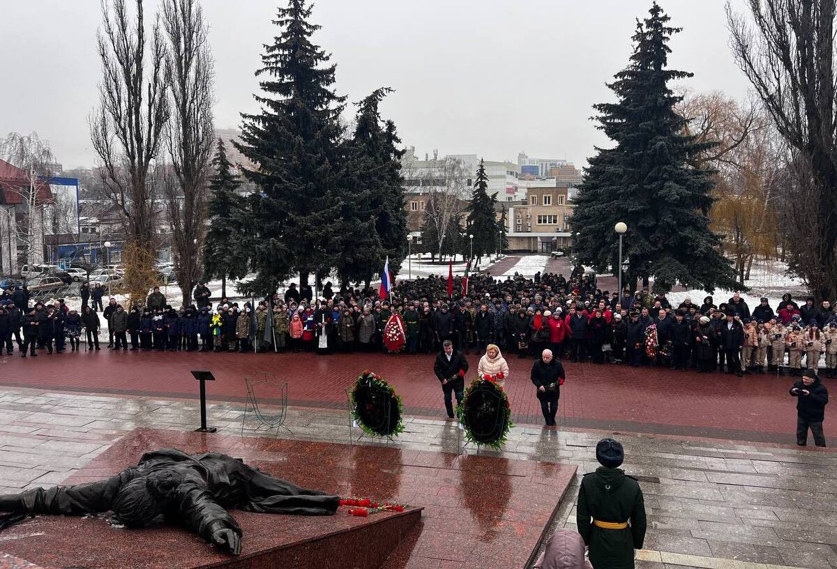    В Курске у памятника Скорбящей матери почтили память погибших воинов-интернационалистов