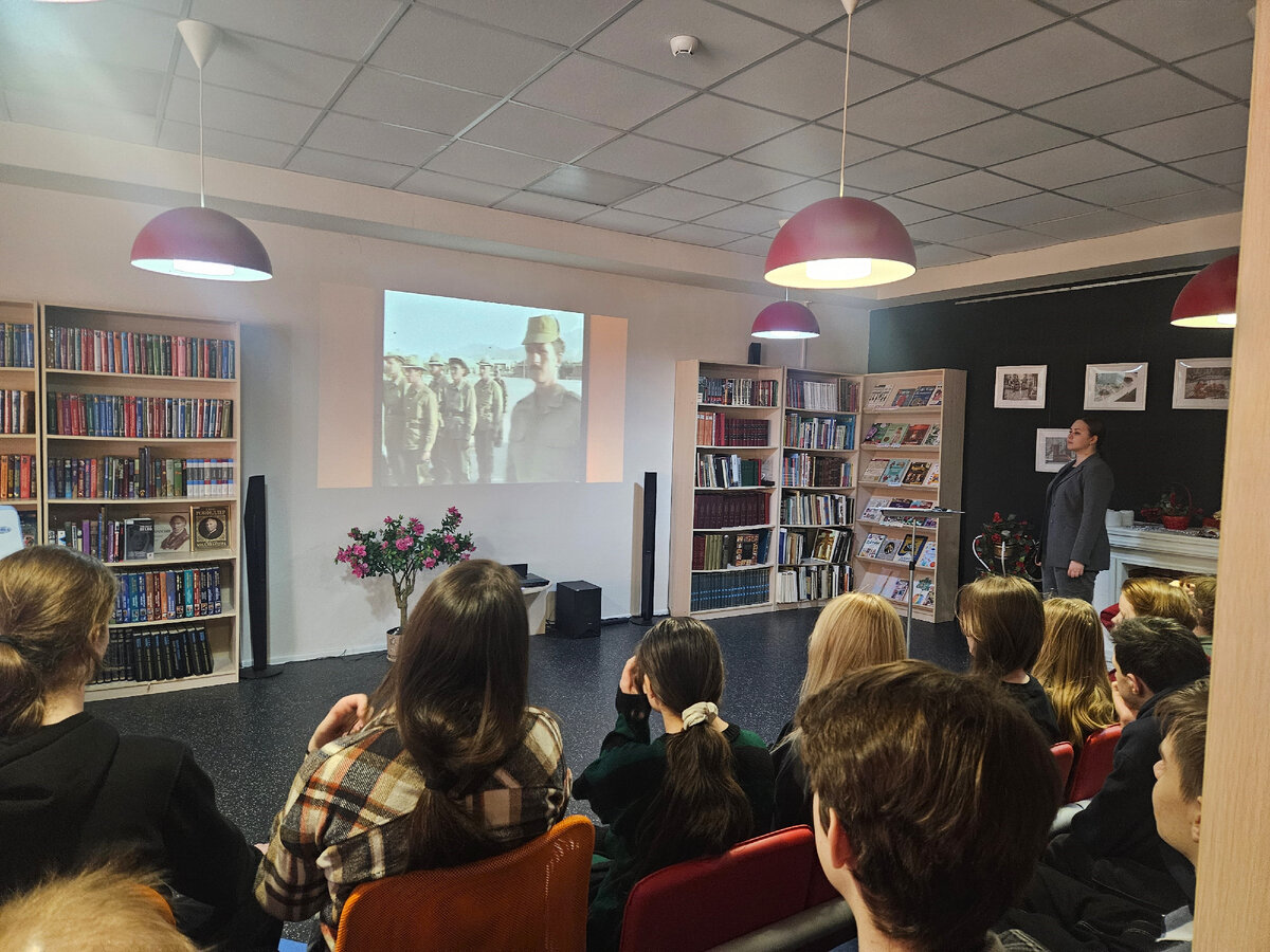 Грудинная фасция анатомия. Шейно плечевые мышцы. Как называется место между. Как называется место между. Строение бедра человека.