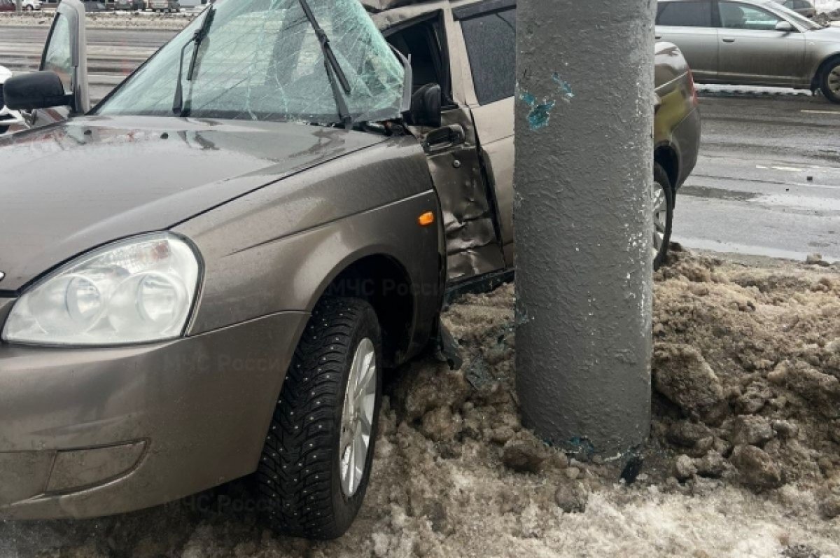    «Лада Приора» врезалась в столб на Московском проспекте в Брянске