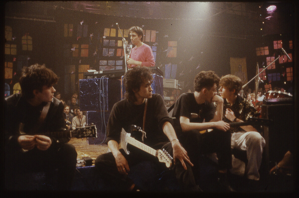 Ленинград. «Музыкальный ринг» с участием Поп-механики. У микрофона стоит Сергей Курехин, сидят участники группы "Кино"- Юрий Каспарян. Виктор Цой, "Густав" Гурьянов, "АФрика" Сергей Бугаев. Весна 1987. фото - Д. Конрадт