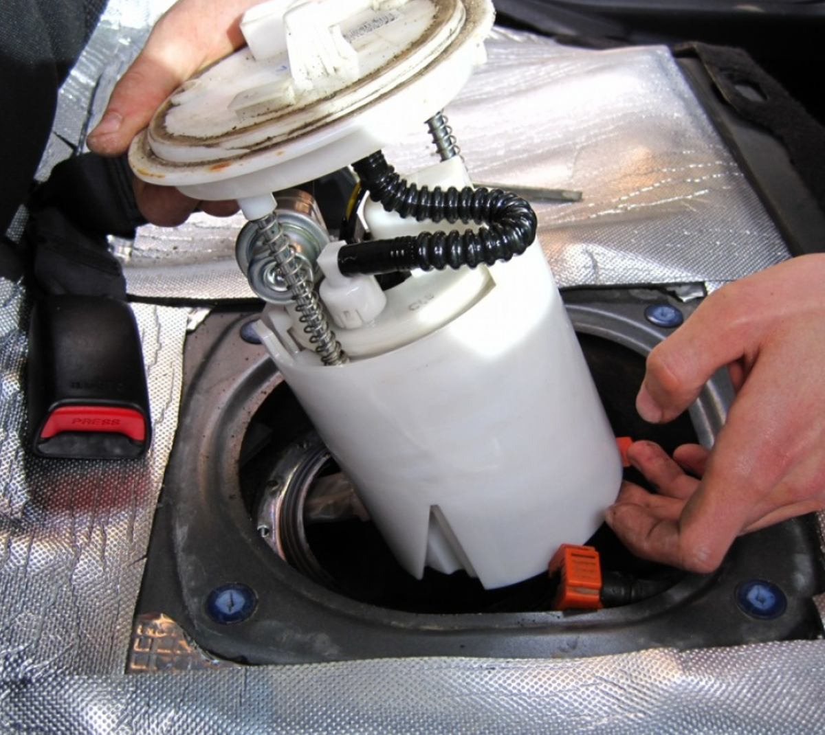 Все автомобили оснащаются топливными фильтрами, которые имеют определенный срок службы. В инструкции к автомобилю указано, с какой периодичностью производить замену топливного фильтра.
