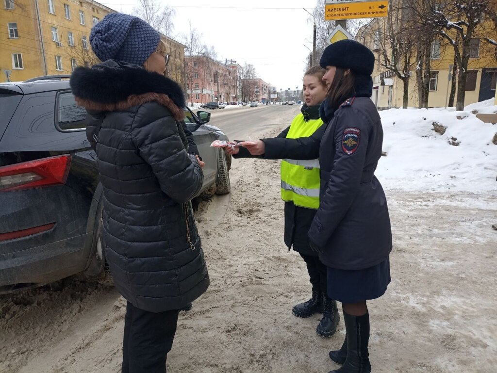 Тверских водителей останавливали и… вручали сладкие сердца