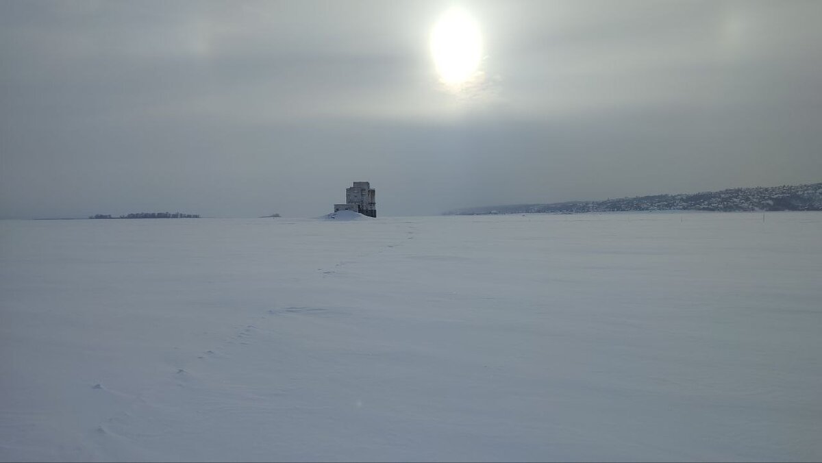 Выйдя на простор, одеваю снегоступы. Они не особо нужны – снег весь очень плотный и не глубокий, потому как глубокий и рыхлый сдуло, а остался как всегда самый упертый.