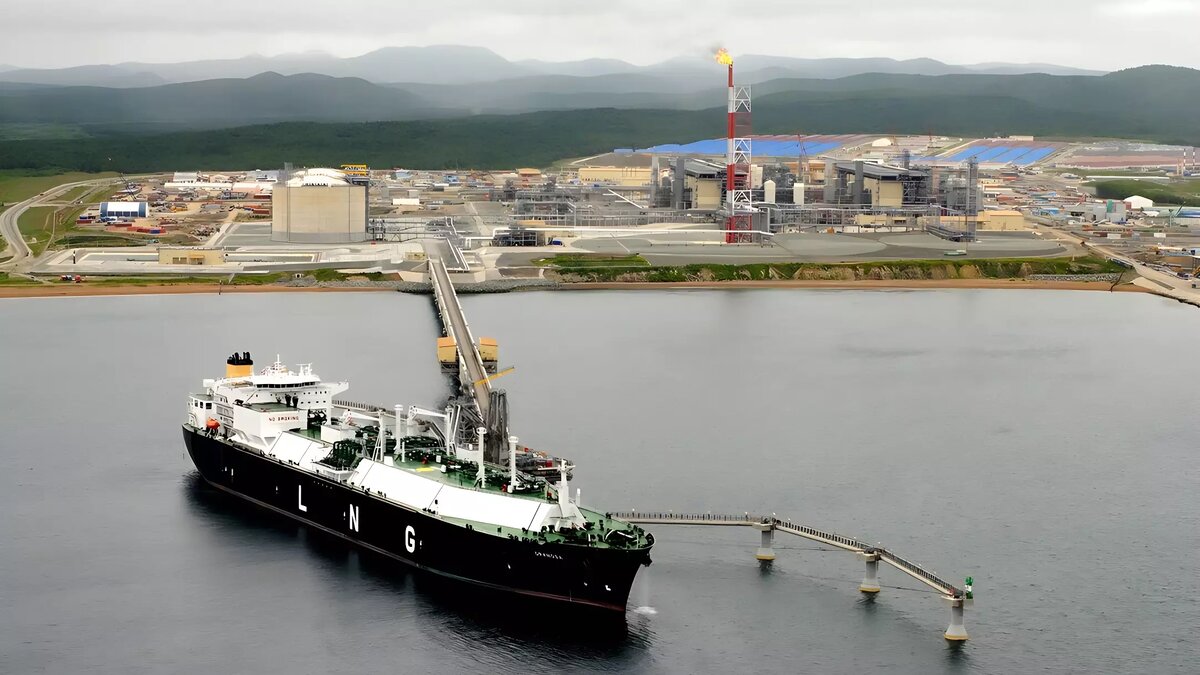     Правительство поменяло критерии отбора претендентов на долю Shell в проекте «Сахалин-2»: газовозы больше не требуются, но опыт продаж должен быть