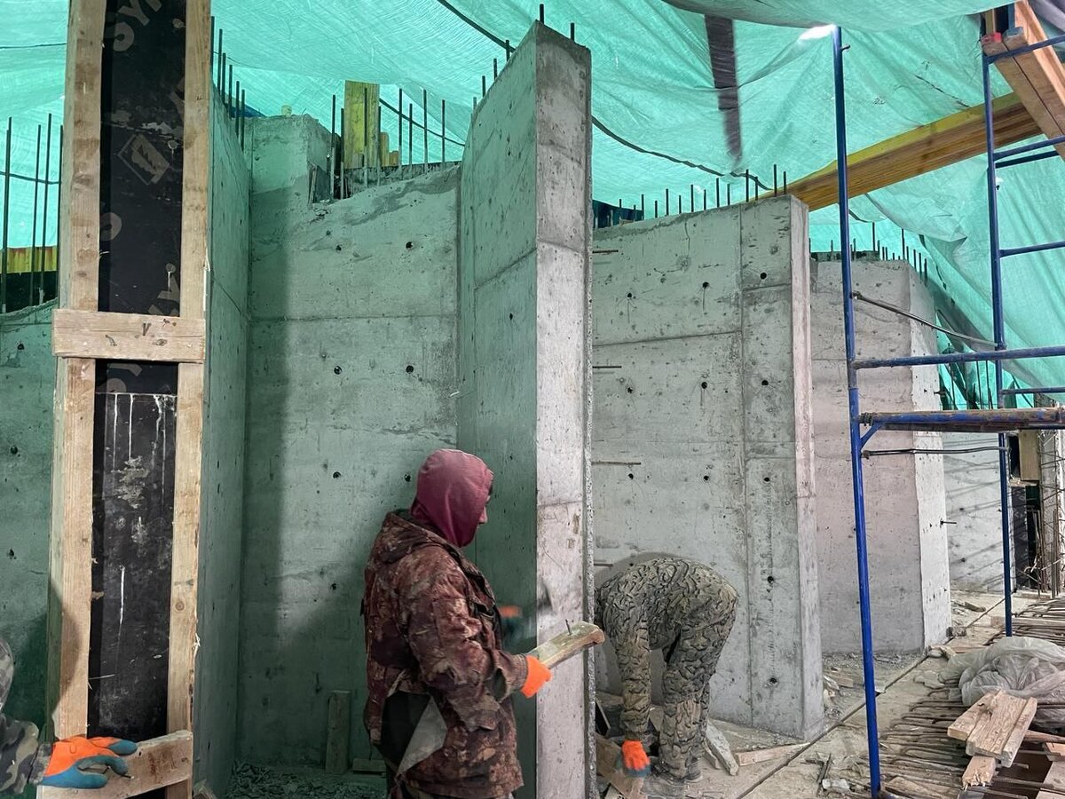 Под тепляком заливается не только фундамент, но и стены.