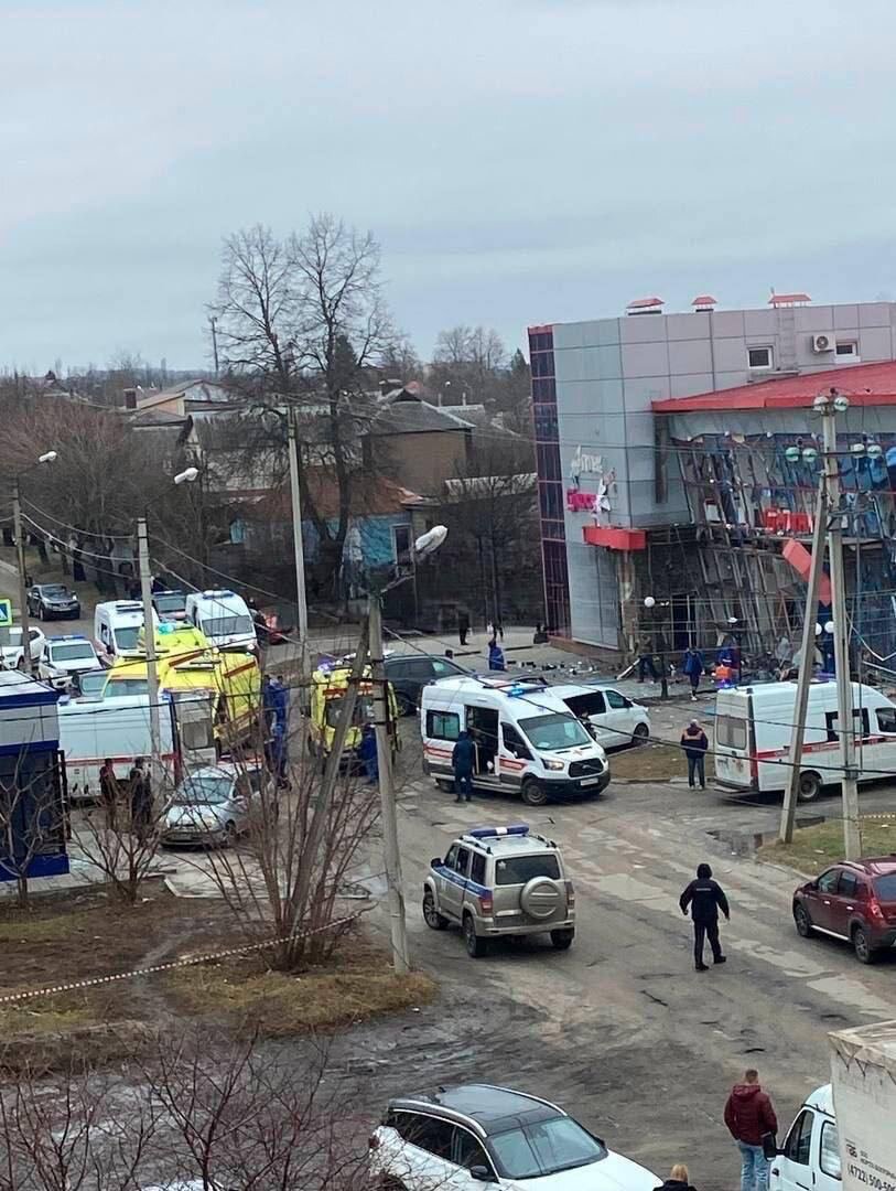 Сильные взрывы прогремели днем 15 февраля в небе над Белгородом.  Согласно свидетельствам очевидцев, город в очередной раз подвергся ракетной атаке ВСУ.-4
