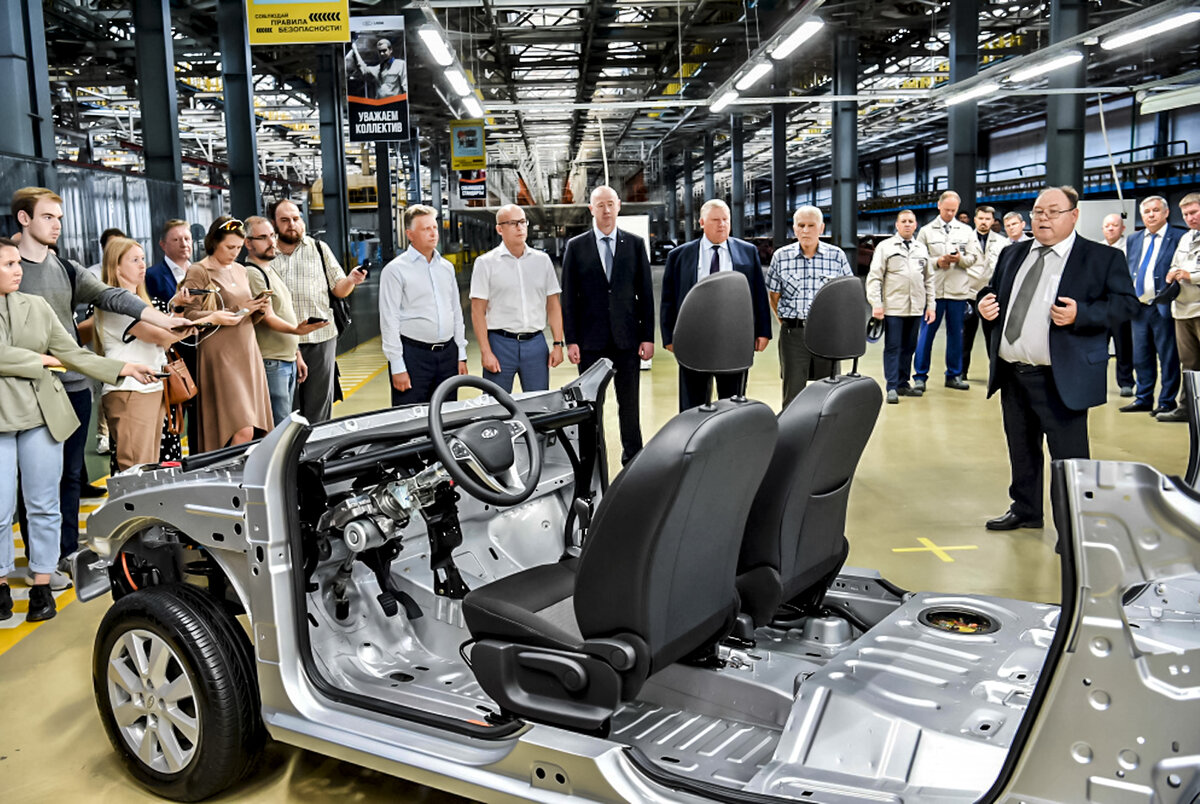 Максим Соколов, президент АвтоВАЗа, на днях сообщил, что на конвейере в Ижевске идет сборка Ларгусов: "Успех нашей команды, такая маленькая победа".