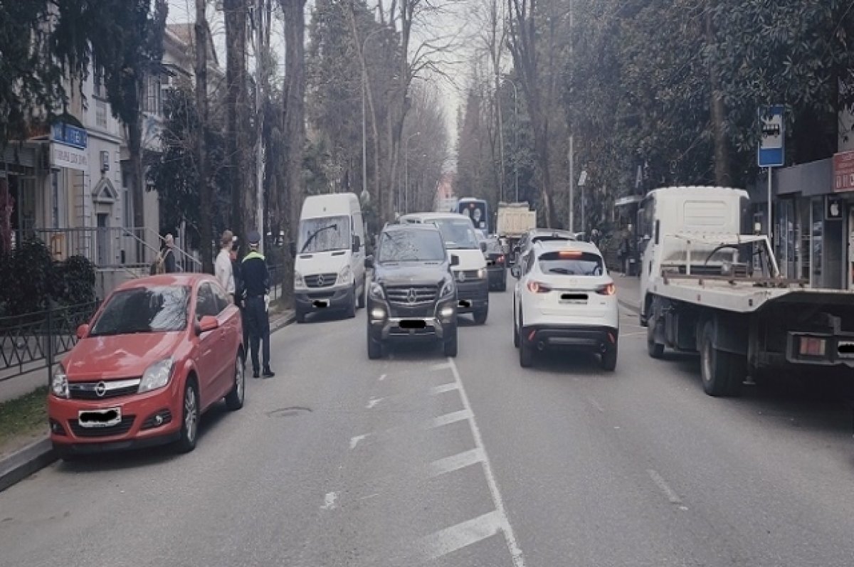    В Сочи «Мерседес» сбил выбежавшую на дорогу 11-летнюю девочку