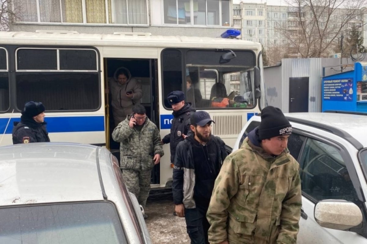    В Красноярске ещё четыре мигранта получили повестки в военкомат от полиции