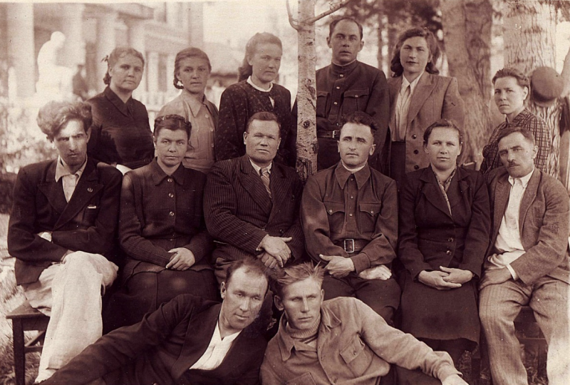 Преподаватели техникума 1940-1945 гг. (на заднем плане – здание техникума)