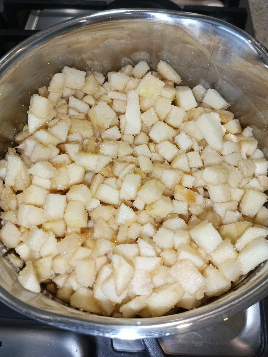 В яблоки добавила сахар.