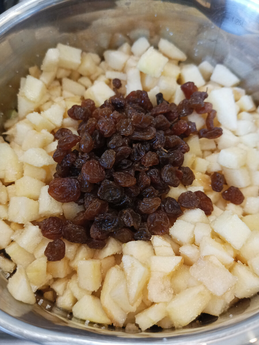 Изюм не замачивала. Он отлично проварился вместе с яблоками. 