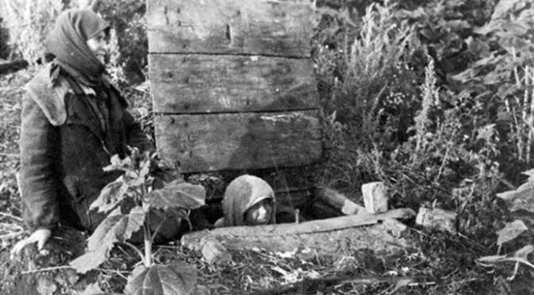 Жители разрушенной деревни, живущие в землянках, июль 1943 годаФото: Российский государственный архив кинофотодокументов