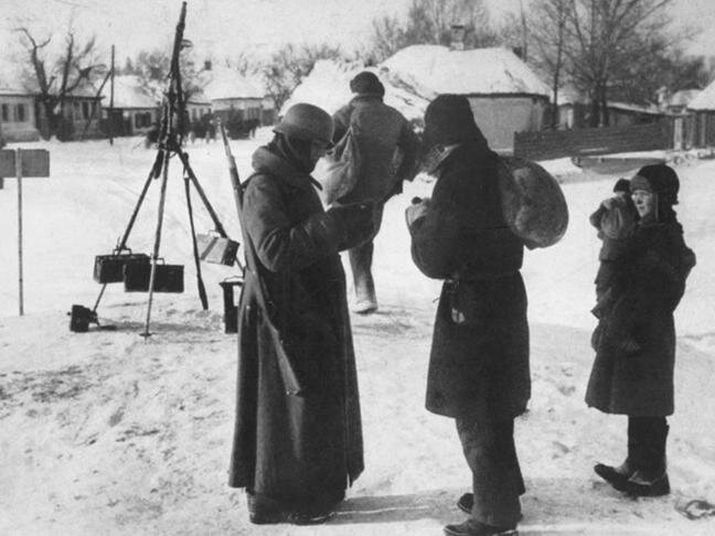 Немецкий солдат проверяет документы / Фото: Госархив Белгородской области