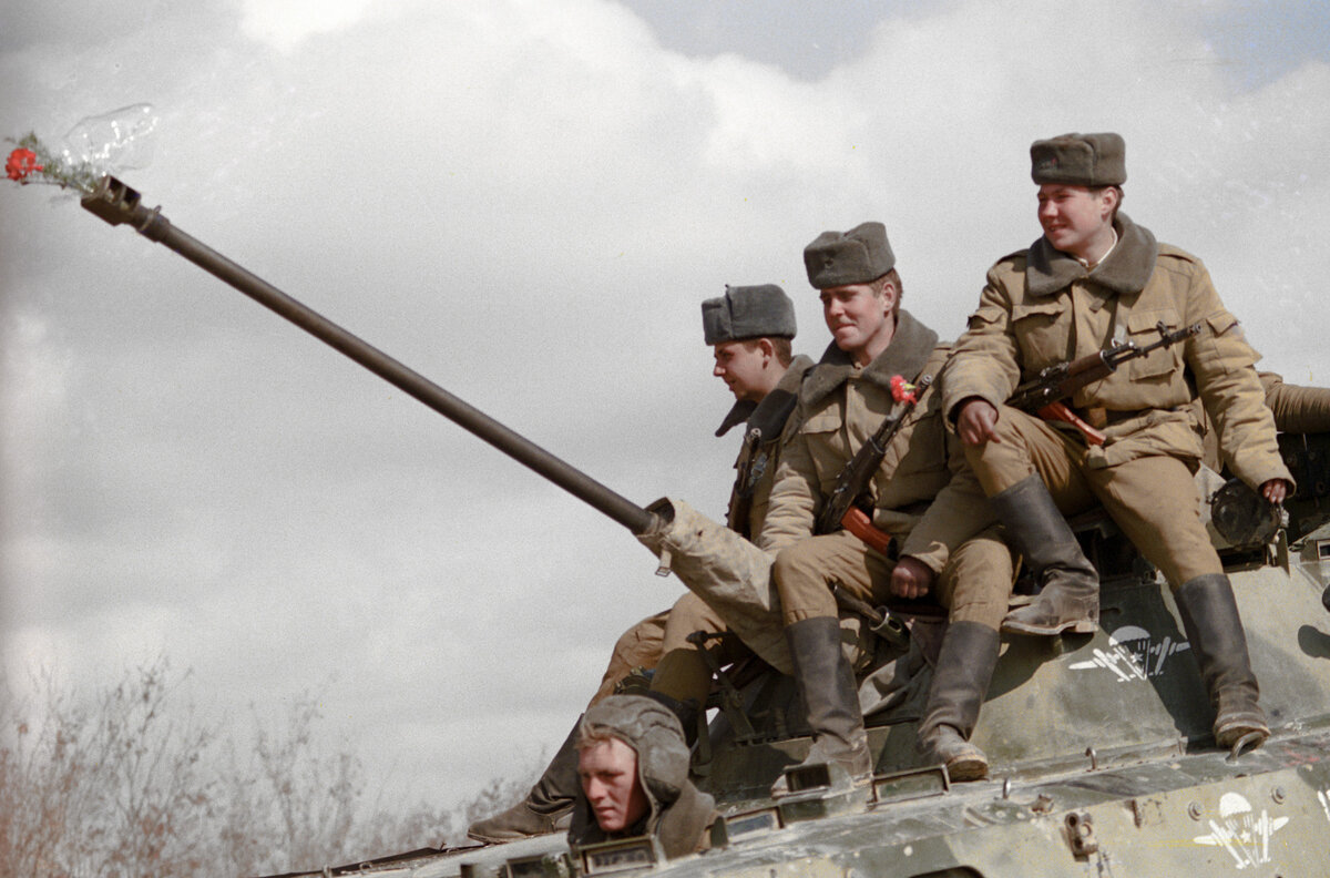    Афганская война продолжалась с 1979 по 1989 год. Ограниченный контингент советских войск оказывал содействие правительственным силам ДРА, воевавшим с моджахедами, которые опирались на поддержку спецслужб стран — членов НАТО. В 1986 году был поднят вопрос о выводе советских войск из Афганистана / Андрей Соломонов / РИА Новости