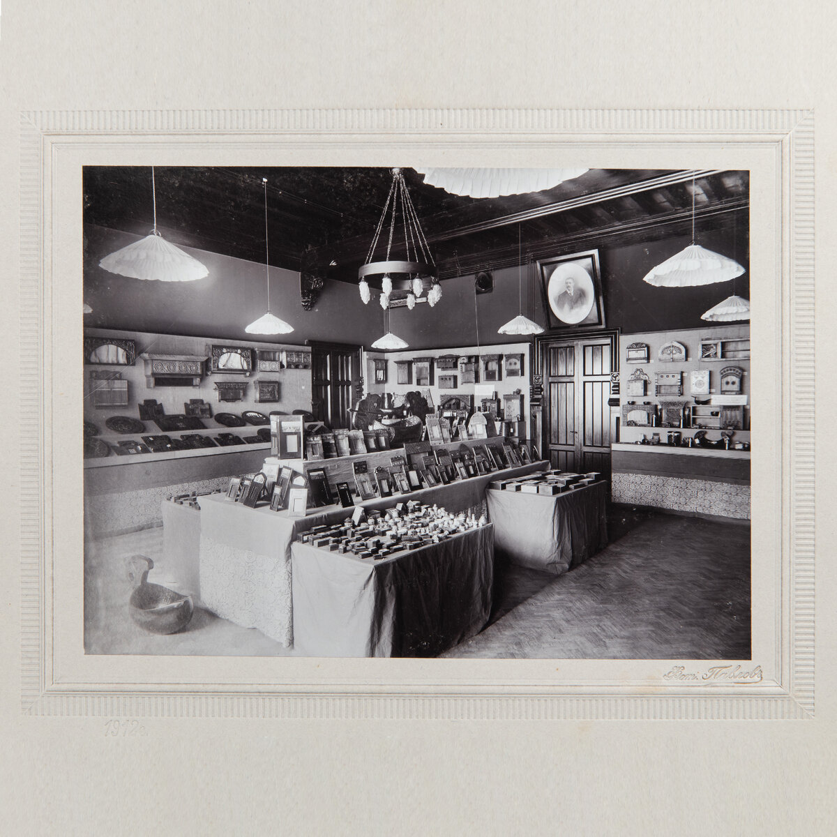 Магазин Кустарного музея. Комната для выставок
Фотография. 1912 год
Из альбома «Музей народного искусства»
