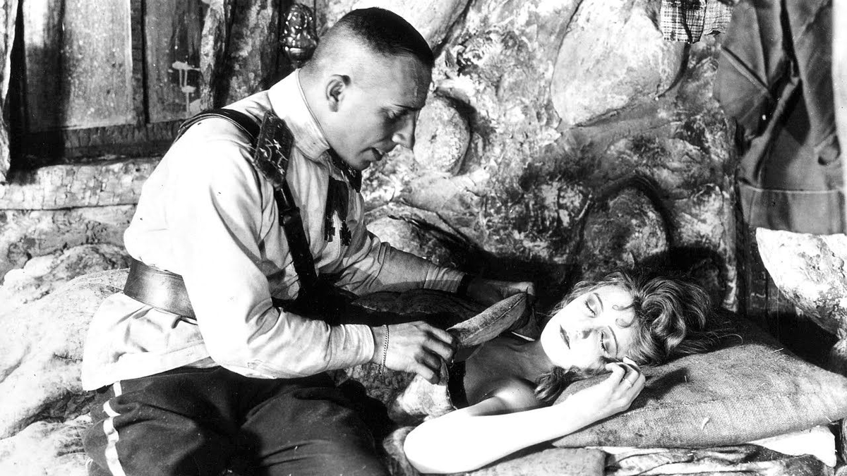 кадр из "Глупых жён"