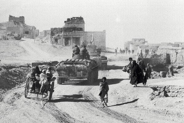 Советская военная техника едет по улице кишлака в Афганистане, 1987 год / Александр Гращенков/РИА Новости
