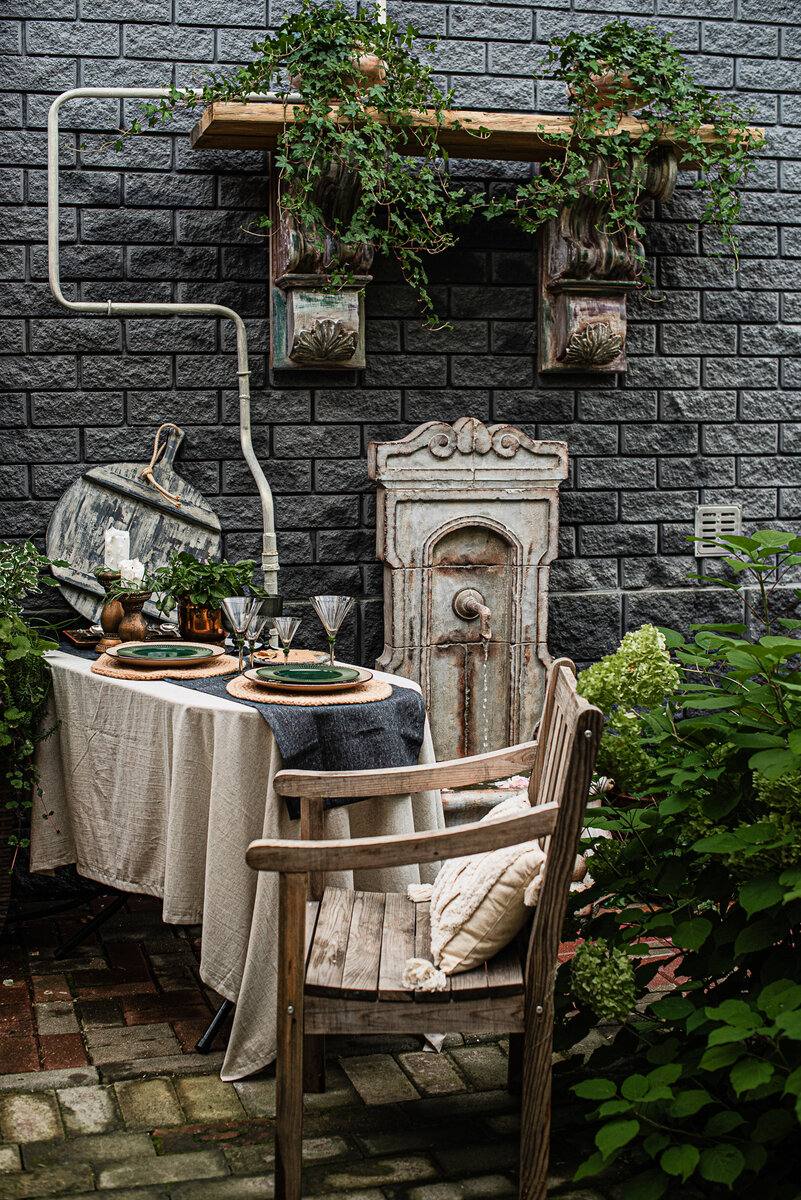 Газовая труба имитирует трубу, подающую воду в фонтан. Если нельзя спрятать - можно обыграть👍🏻