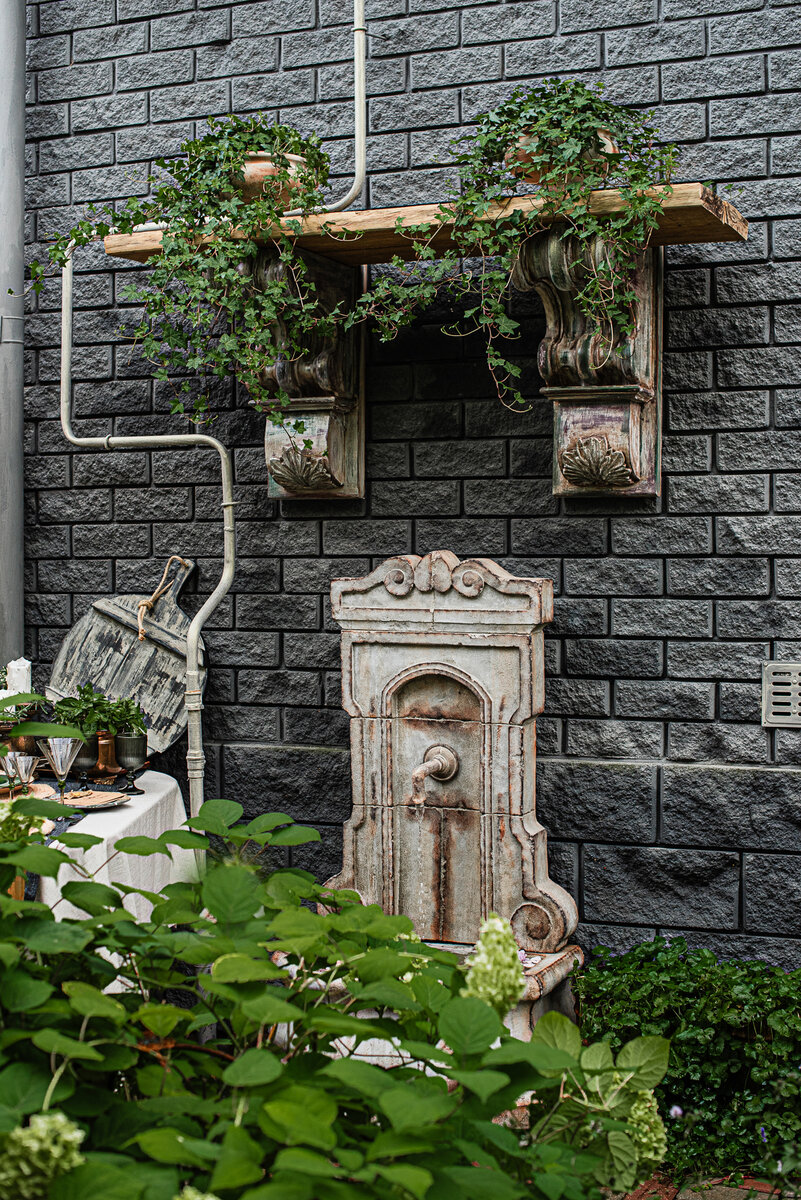 Полка над фонтаном создаёт дополнительный объём и активно участвует в общей композиции.