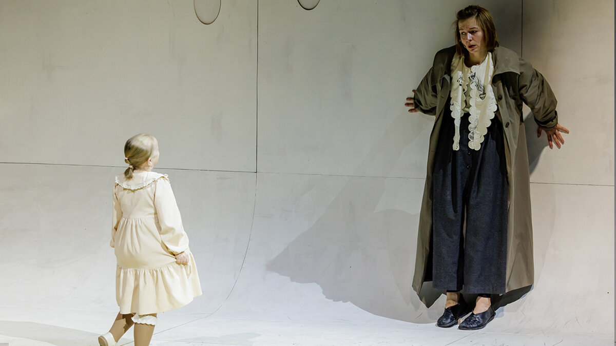 Анна Никишина в роли Берты и Наталья Рычкова в роли Эммы Бовари