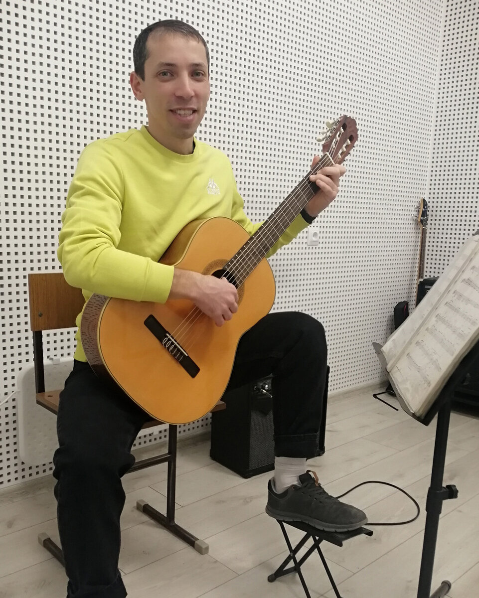 Рустаму подвластны многие музыкальные инструменты. Фото автора.