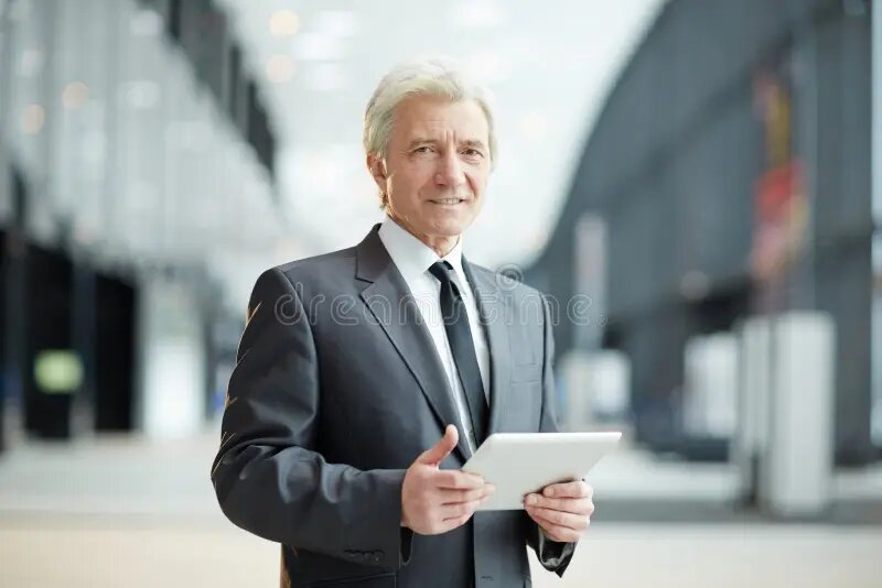 седовласый мужчина