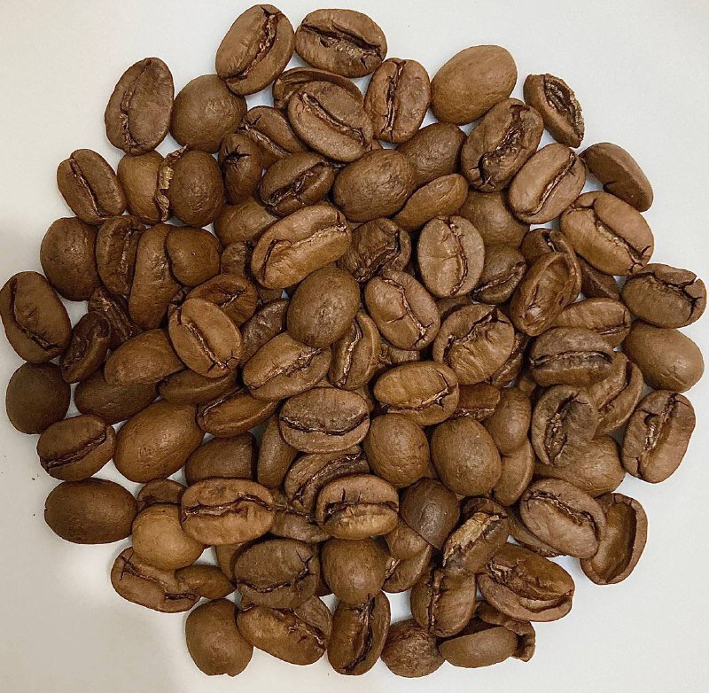 Красный бурбон натуральной анаэробной обработки с фермы Балерио Исауро Солареса Ла Кабана (исп. "Хижина"), находящейся на высоте в 1600 метров над уровнем моря, удивил сразу после того, как была вскрыта пачка с кофе - такого крупного бурбона ранее встречать не доводилось: еще чуть-чуть, и по размеру оно будет равным марагоджипу/пакамаре/маракатурре (которые, кстати, так же выращиваются на ферме). Стоит отметить, что не смотря на анаэробную ферментацию, кроме легких сахаров на поверхности зерно не имеет других признаков эксперимента.