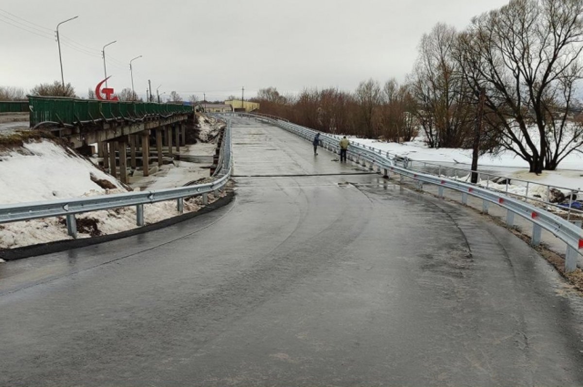    В брянском Почепе построили временный мост через реку Судость