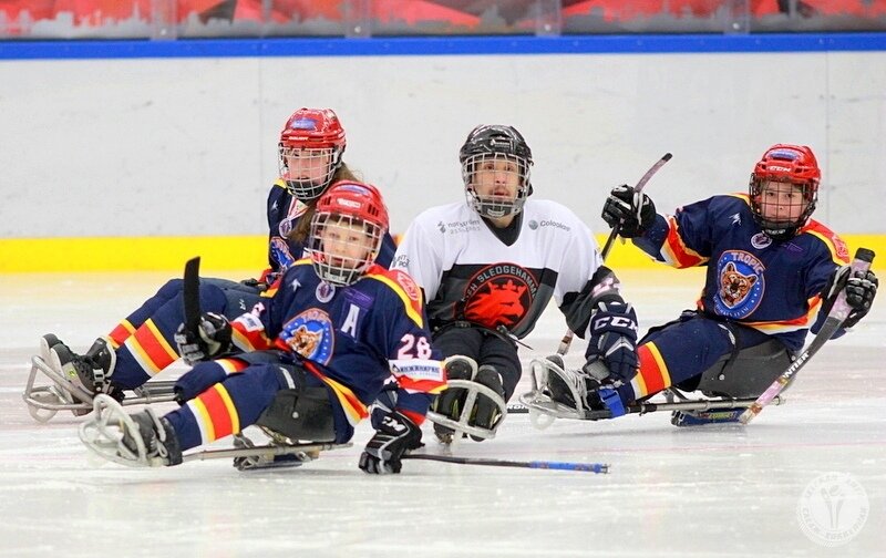 В современном спортивном мире героями считаются те, кто часто мелькает в лентах интернет-порталов. Это звезды футбола, хоккея и различных единоборств. Однако за блеском фотовспышек, освещающих многомиллионные контракты, мы не замечаем настоящих героев.