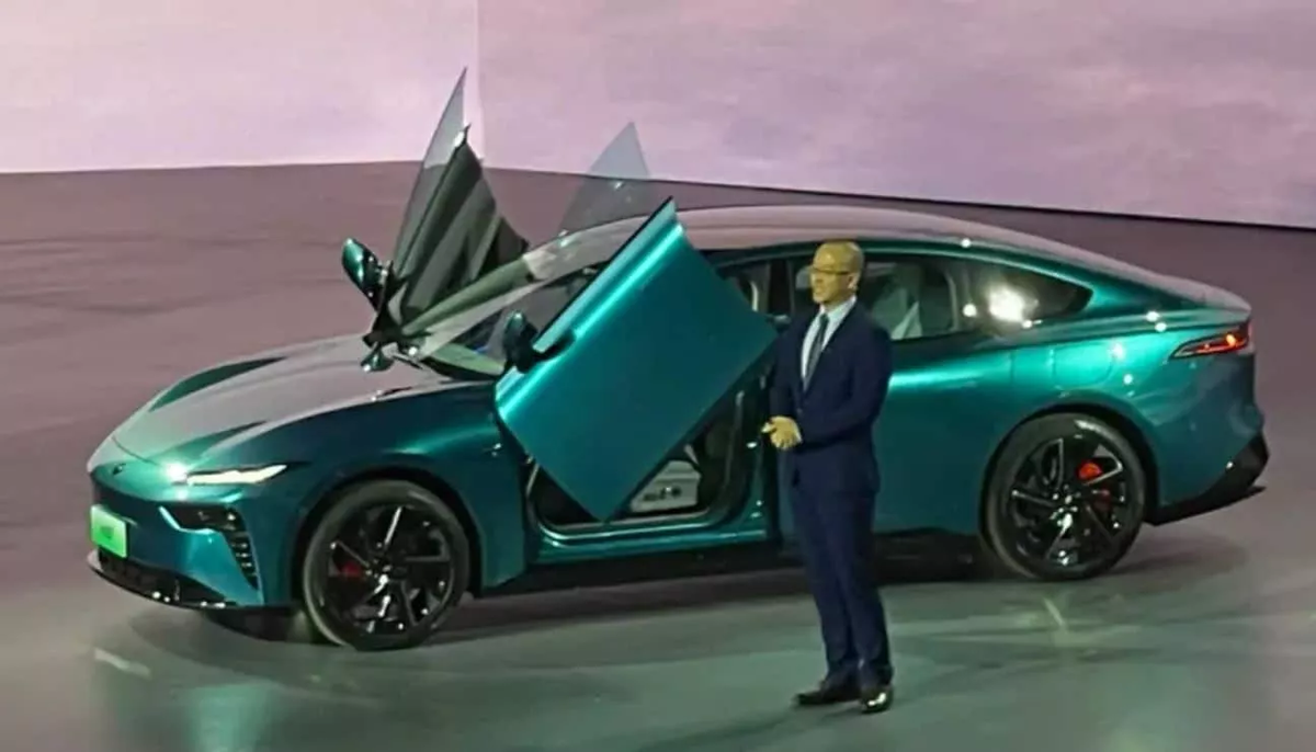 За доплату в 22 000 юаней (277 000 рублей) можно заказать двери-ножницы в стиле Lamborghini 